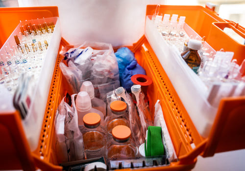 Медикаменты в чемоданчике врача
