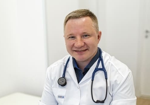 Врач в кабинете клиники