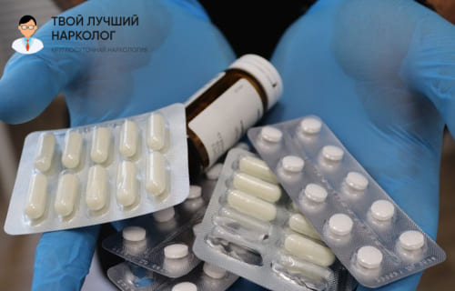 Методы лечения ОКР Лекарства в руках в синих медицинских перчатках