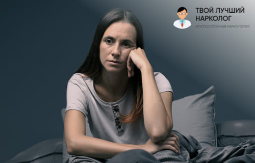 Женщина сидит в кровати