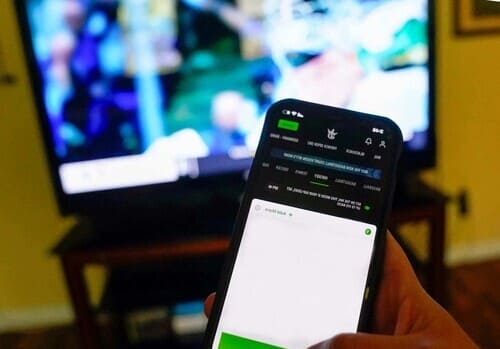 Признаки развития зависимости Телефон в руке и телевизор на фоне