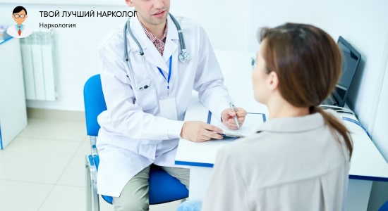 Врач общается с пациентом